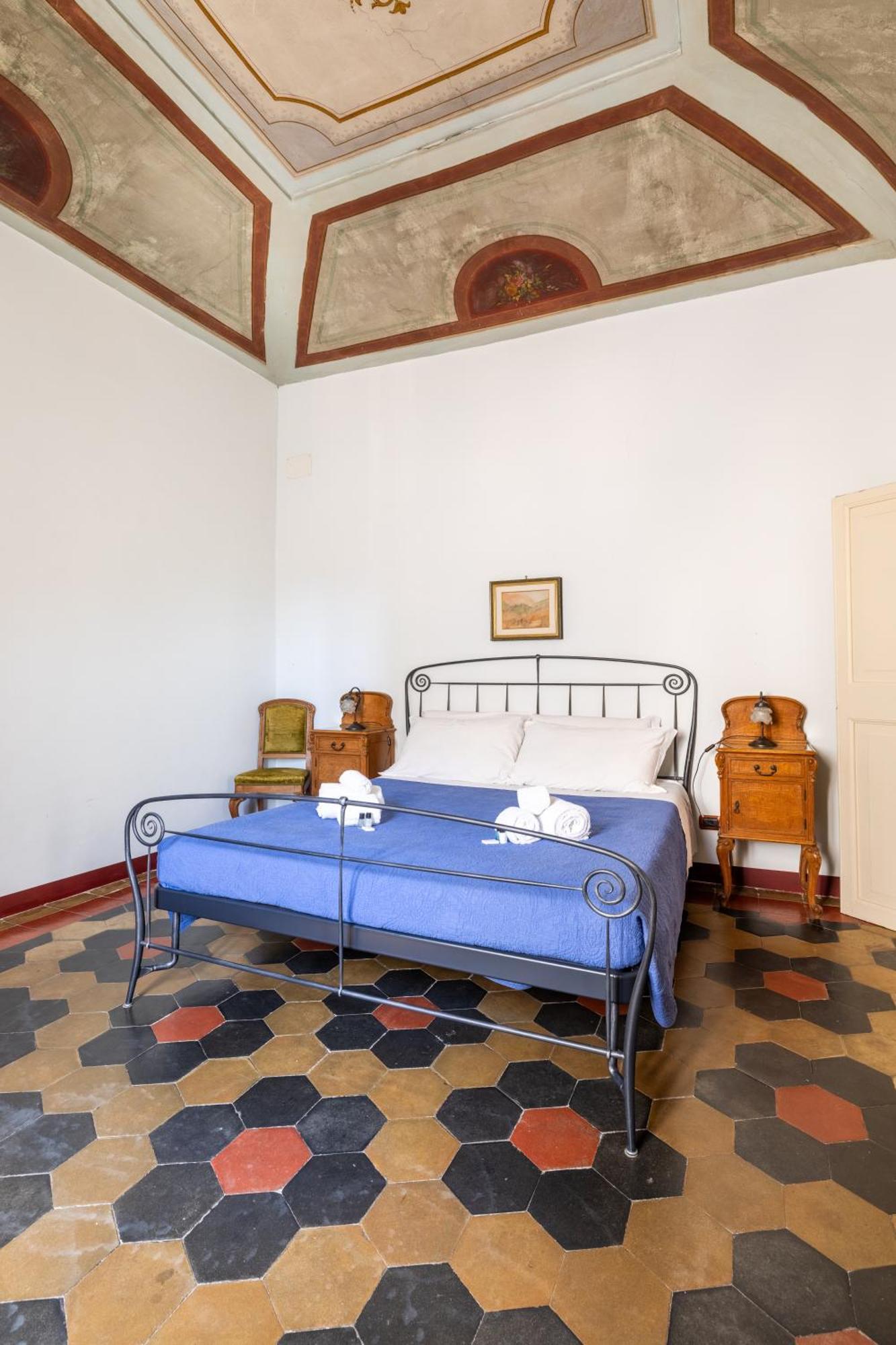 Charming At Spanish Steps, No Elevator Apartment Rome
